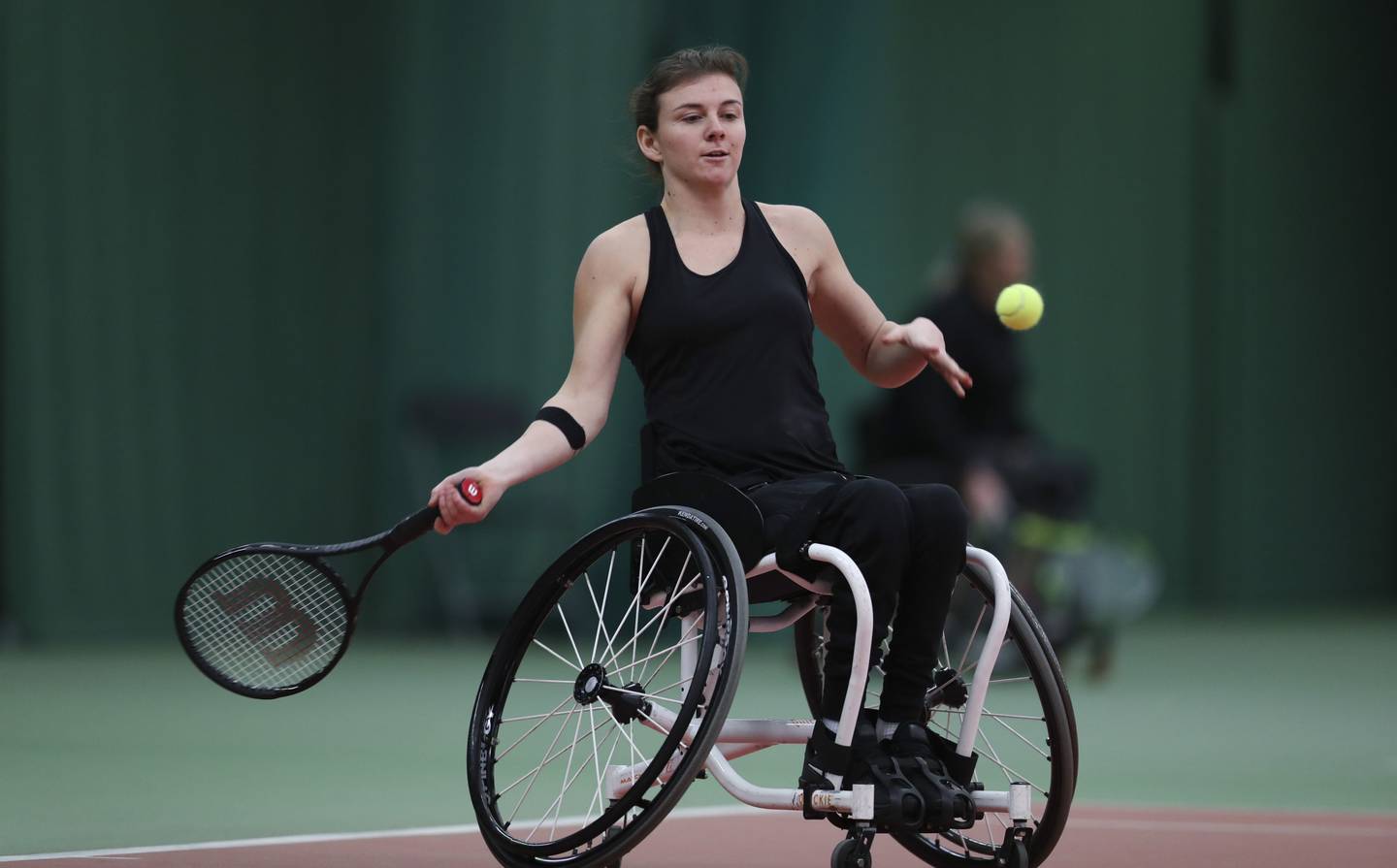 Lauren Jones playing wheelchair tennis